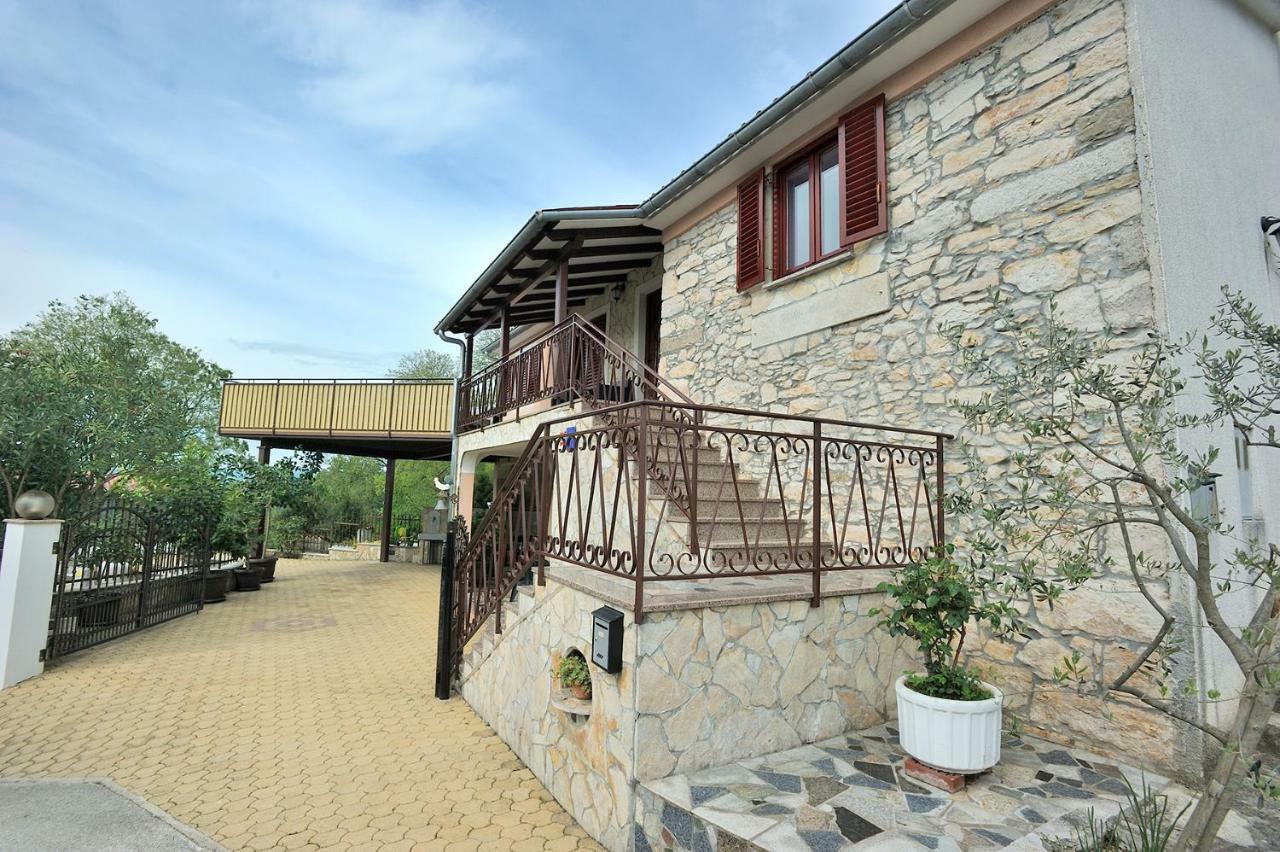 Villa Michelle Karojba Экстерьер фото