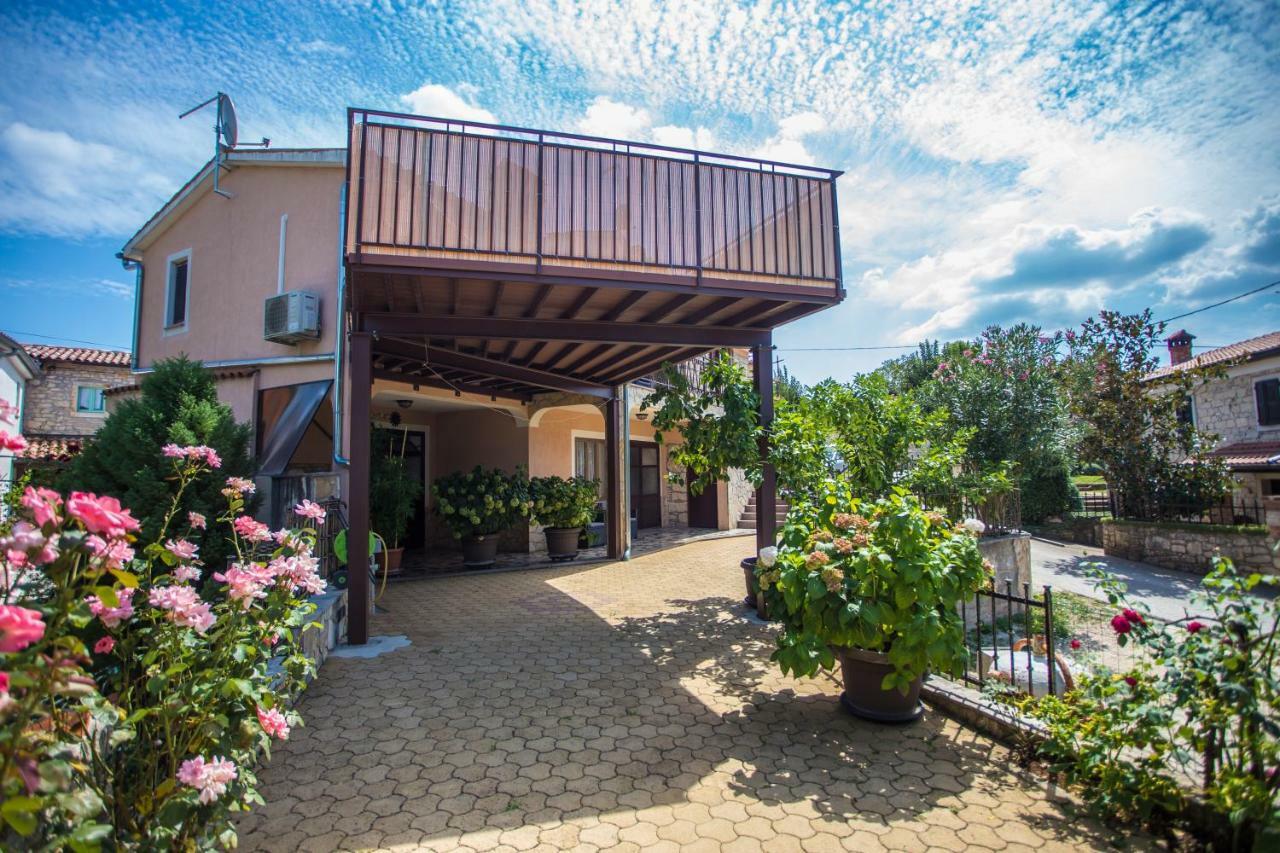 Villa Michelle Karojba Экстерьер фото