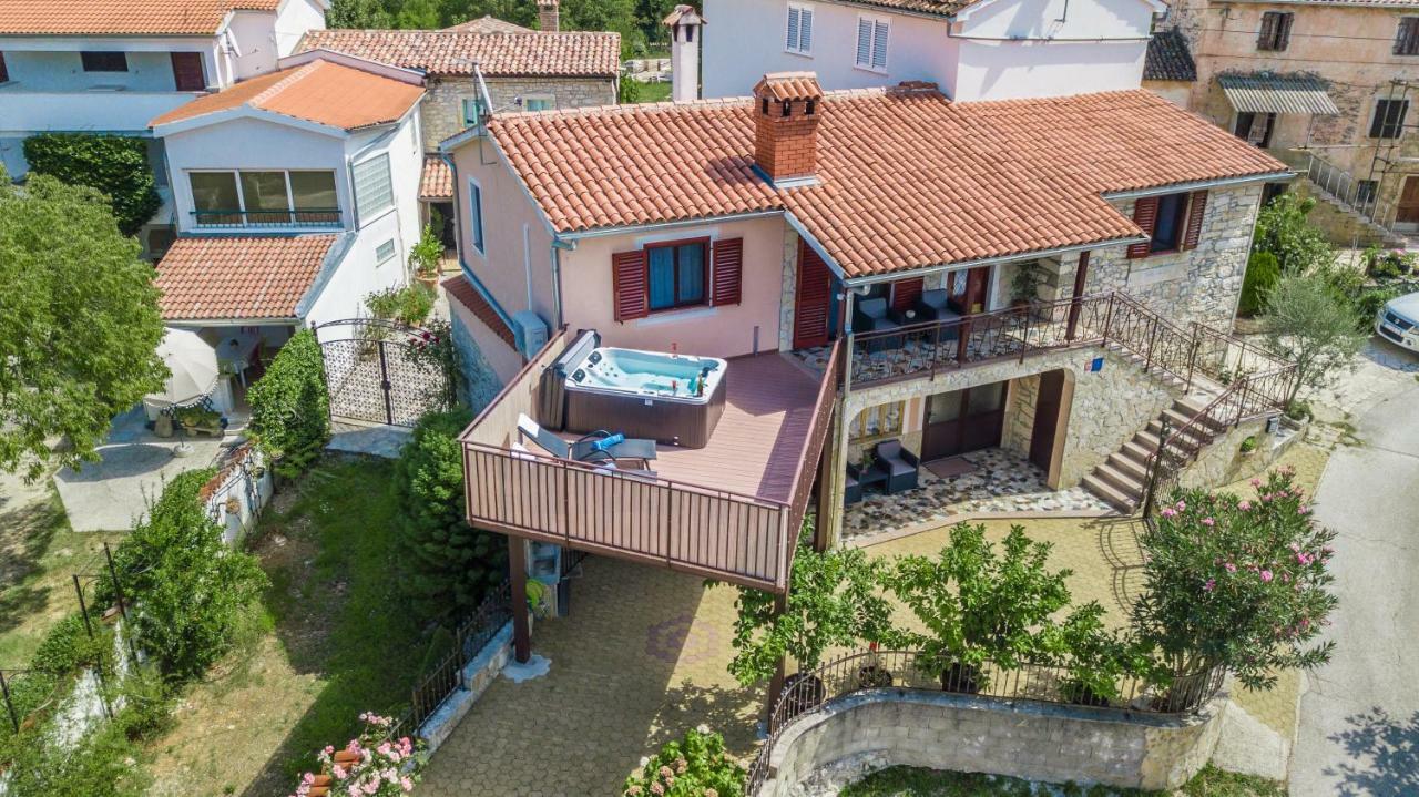 Villa Michelle Karojba Экстерьер фото
